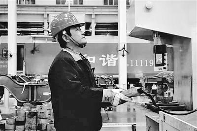 蘭州：寒夜黃河邊，他一把拉出落水大學(xué)生