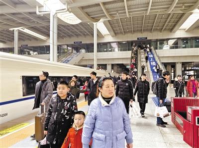 春運(yùn)10天來 蘭鐵集團(tuán)累計(jì)發(fā)送旅客232.8萬(wàn)人