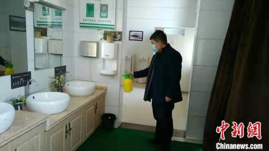  圖為2月初，工作人員對敦煌市旅游景區(qū)衛(wèi)生間進行防疫消毒?！《鼗褪形麄鞑抗﹫D 攝