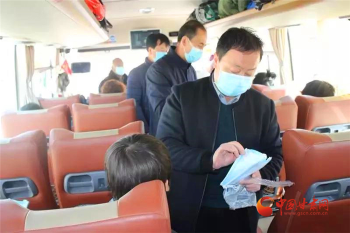 今起蘭州客運(yùn)中心恢復(fù)兩班平?jīng)鰧?duì)發(fā)班車(chē)