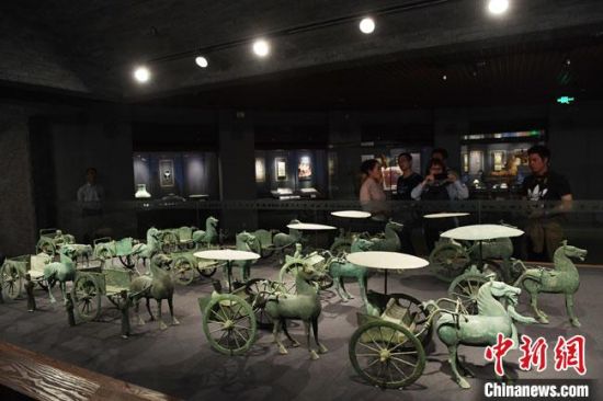 圖為甘肅省博物館展陳的東漢銅奔馬車陣。(資料圖) 楊艷敏 攝