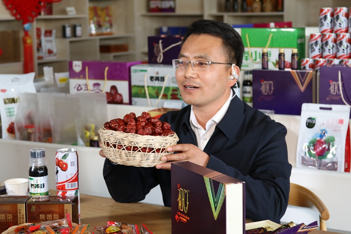 “縣長直播天團(tuán)”唱響“甘貨春之聲”，售出近30種甘貨1萬余件 開進(jìn)直播間的網(wǎng)絡(luò)扶貧博覽會，受百萬網(wǎng)友點贊 