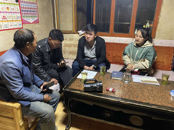 圖為木耳鎮(zhèn)紀檢干事盧建民（左三）連夜在多壩村多壩組奚連德家中了解受災情況，排查安全隱患，并宣傳發(fā)生次生災害的相關(guān)知識。_副本.jpg