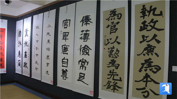 7月1日上午，定西市通渭縣紀(jì)委監(jiān)委舉辦“襄郡清風(fēng)·喜迎建黨99周年”廉政文化書畫展，共同為黨的生日獻(xiàn)禮。_副本.jpg