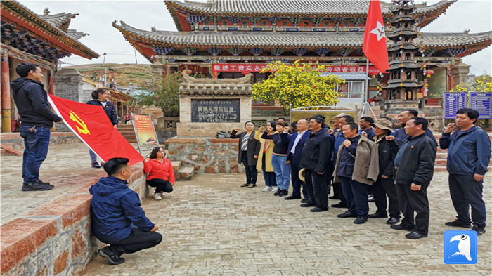 “七一”前夕，甘南州紀(jì)委監(jiān)委機(jī)關(guān)第二黨支部組織支部黨員和幫扶村黨員赴臨潭縣新城鎮(zhèn)蘇維埃舊址紅色教育基地參觀學(xué)習(xí)活動(dòng)。_副本.jpg