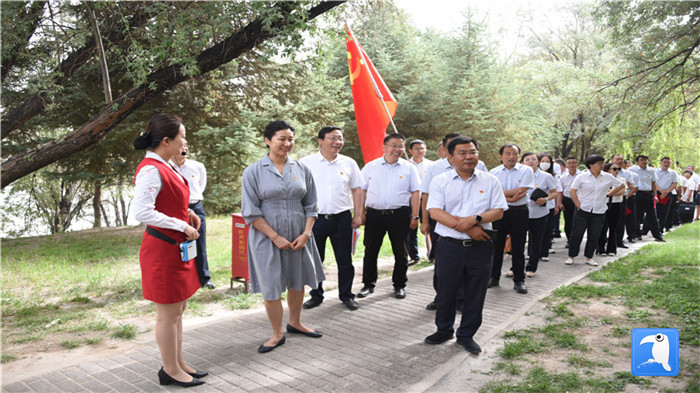 7月1日，嘉峪關(guān)市紀(jì)委監(jiān)委機(jī)關(guān)黨委在迎賓湖絲路廉潔文化主題公園舉行慶祝黨建99周年迎“七一”主題黨日活動(dòng)。_副本.jpg
