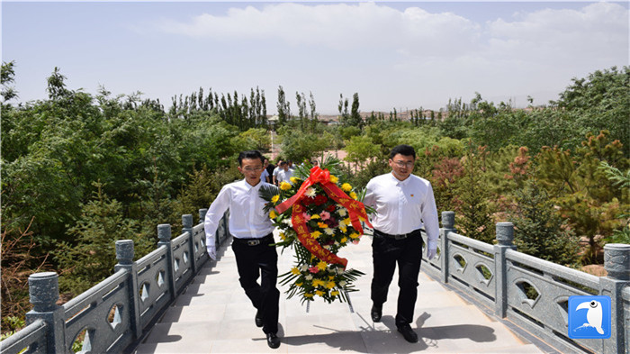 七一”前夕，白銀市紀(jì)委監(jiān)委機(jī)關(guān)黨委組織黨員來到紅軍西路軍景泰烈士陵園開展主題黨日活動(dòng)。 朱鵬拍攝_副本.jpg