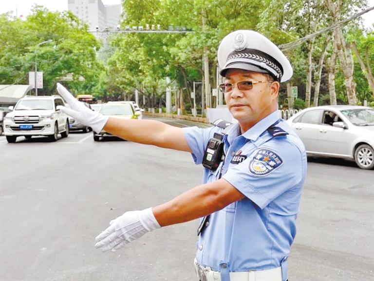 蘭州城關區(qū)交警大隊一線老交警馬驍：俯首甘為“老黃?！?>
        </a><em>蘭州城關區(qū)交警大隊一線老交警馬驍：俯首甘為“老黃牛”</em></li>
    <li><a  target=