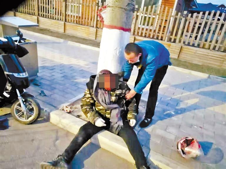 蘭州：騎摩托車男子清晨撞傷 熱心“的哥”全力救助！