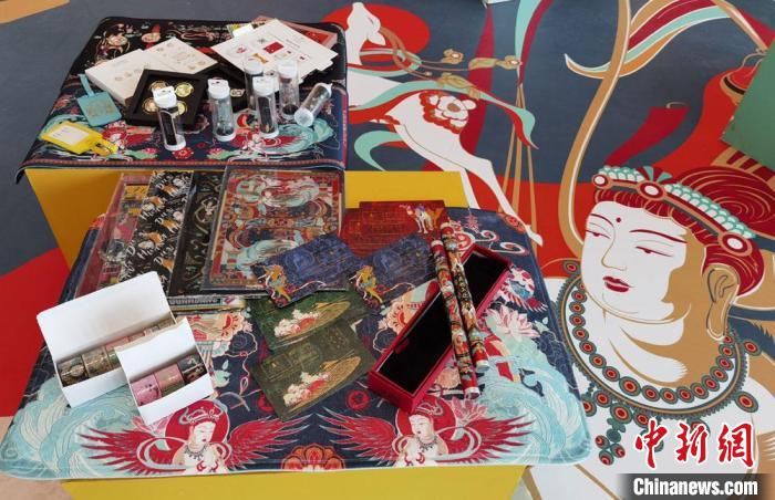 60余類敦煌主題的文創(chuàng)產品讓人愛不釋手?！《∷?攝