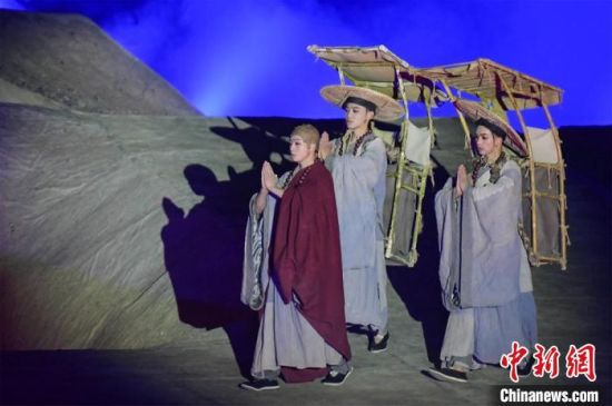 圖為演出現(xiàn)場(chǎng)，該劇獨(dú)創(chuàng)360度旋轉(zhuǎn)并前后移動(dòng)觀眾席，顛覆傳統(tǒng)劇場(chǎng)舞臺(tái)表演模式?！⊥醣筱y 攝