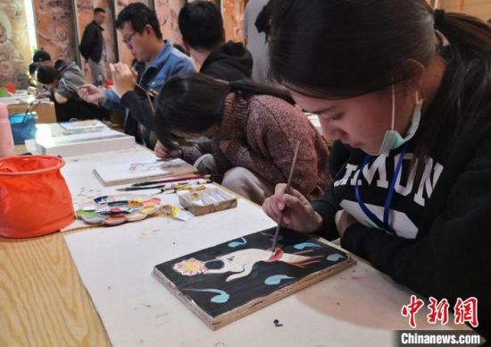 2020年10月，臺灣大學生在敦煌“莫高學堂”體驗泥胚畫手作課?！《∷?攝