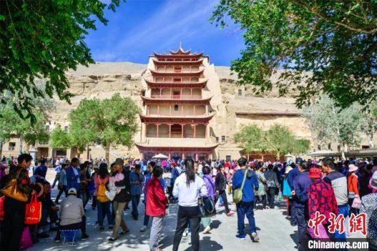 中國農(nóng)歷四月初八，敦煌民眾傳承歷史習(xí)俗，前往莫高窟燒香禮佛、祈福。(資料圖) 王斌銀 攝