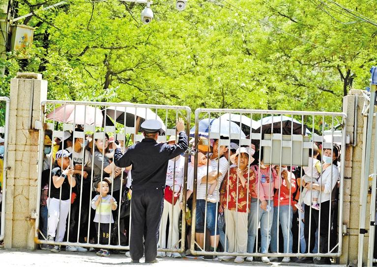 人流如潮 入園游客突破5萬 五泉山公園、蘭州市動(dòng)物園昨日臨時(shí)閉園