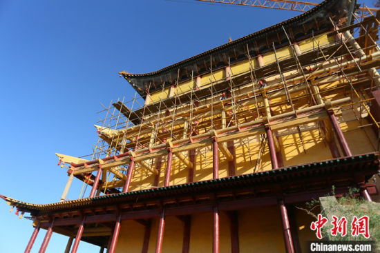 圖為5月上旬，甘肅山丹縣大佛寺內(nèi)，正在修繕中的古建筑大雄寶殿。 中新社記者 高展 攝