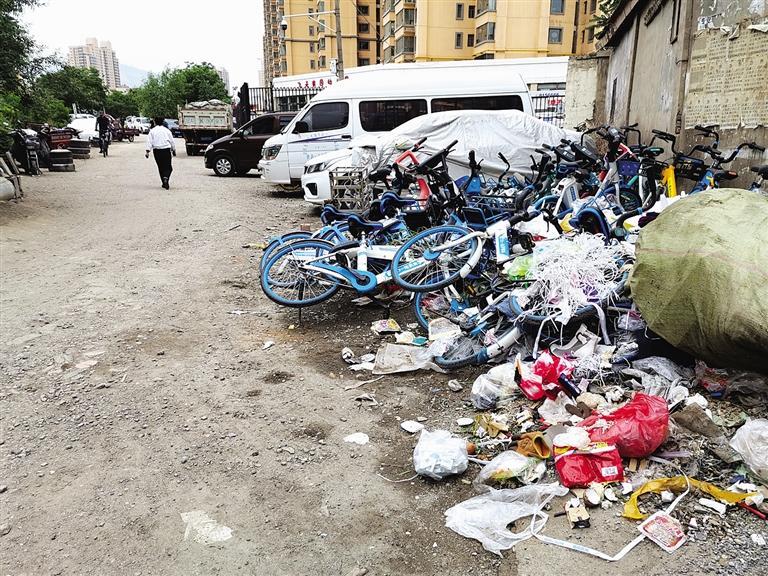 百米土路臟亂差，誰來管？經(jīng)記者協(xié)調(diào)，社區(qū)組織志愿者進(jìn)行了清理