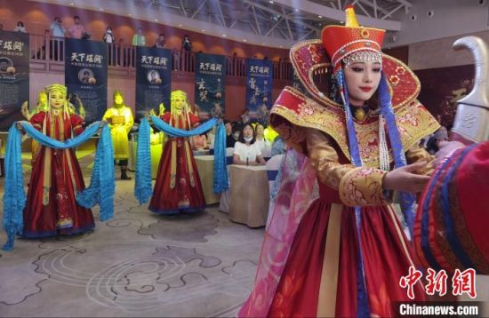 圖為中國首部邊塞史詩劇《天下雄關(guān)》首演發(fā)布會現(xiàn)場?！〈蘖?攝