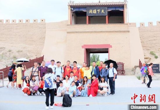 歷經(jīng)數(shù)十載保護(hù)修繕的古老關(guān)城得以延年益壽，成為了海內(nèi)外游客“絲路游”的必經(jīng)打卡地?！「哒?攝