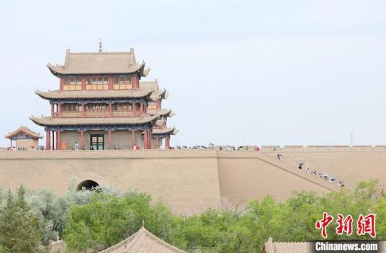 歷經(jīng)數(shù)十載保護(hù)修繕的古老關(guān)城得以延年益壽，成為了海內(nèi)外游客“絲路游”的必經(jīng)打卡地?！「哒?攝