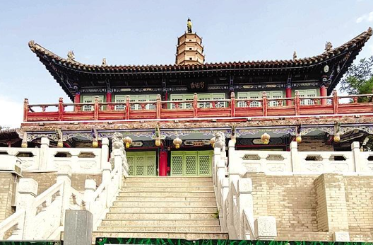 白塔寺閉門(mén)謝客，何時(shí)開(kāi)放？管理處：白塔基礎(chǔ)出現(xiàn)病害圍擋施工，預(yù)計(jì)年底前完工