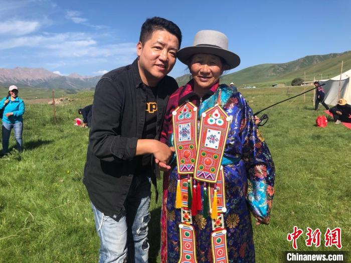 圖為拍攝紀(jì)錄片《西茂的婚禮》期間，張輝剛(左)與裕固族老人合影留念。(資料圖) 張輝剛供圖