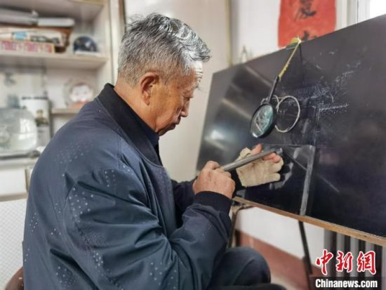 圖為陶世清在創(chuàng)作中?！钅?攝
