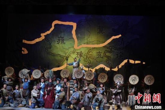 作為隴劇“梅花”，雷通霞在《大禹治水》中甘當(dāng)“綠葉”，該劇推出后，反響十分熱烈。(資料圖) 楊艷敏 攝