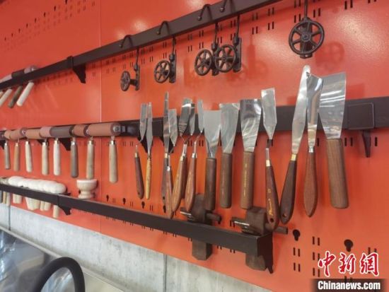 圖為徐晉林制作雕版敦煌壁畫所用工具?！￠Z姣 攝
