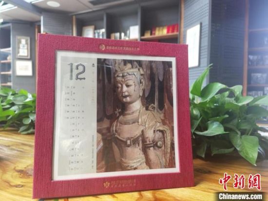 圖為徐晉林制作的敦煌題材的手工書《走進沙漠敦煌——莫高窟與藏書票藝術(shù)》，深受讀者喜愛。　閆姣 攝