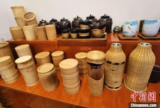 圖為展陳的一件件精致可愛的竹編農(nóng)具工藝品?！●T志軍 攝