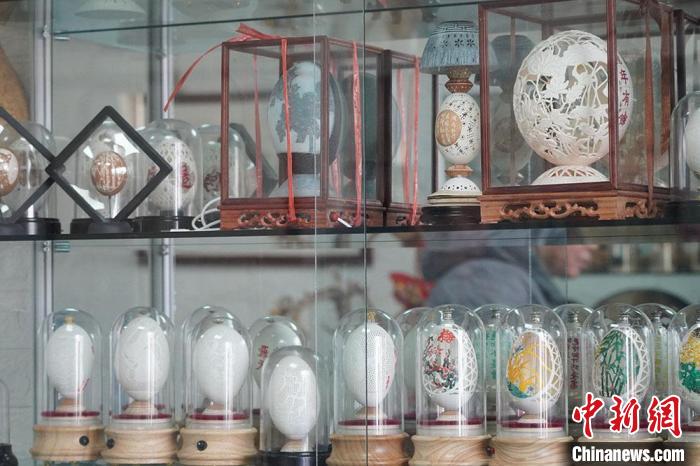圖為吳義澤收藏柜內(nèi)的蛋雕作品?！【琶赖ぴ?攝