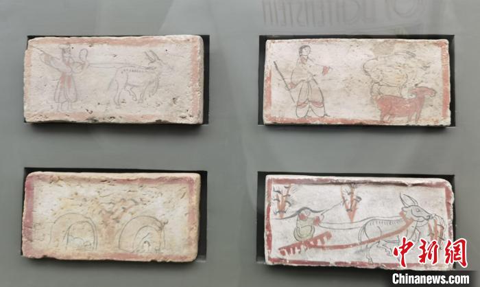 圖為嘉峪關(guān)長城博物館館藏文物魏晉墓彩繪畫像磚中豐富多彩的古代農(nóng)牧業(yè)生產(chǎn)活動。(資料圖) 丁思 攝