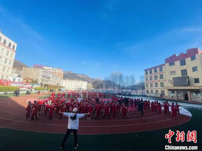 圖為街舞老師教授藏族學(xué)子跳街舞。　陳善雄 攝