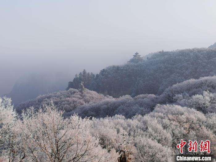 圖為連綿山脈，皆是白色?！⌒煺袢A 攝