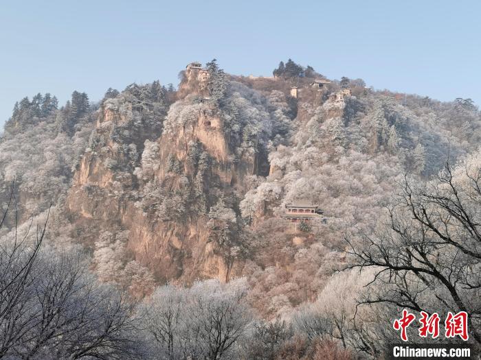 圖為崆峒山霧凇景色?！⌒煺袢A 攝