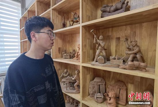 圖為學生介紹作品。 劉玉桃 攝