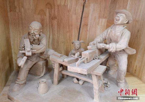 圖為泥塑作品。 劉玉桃 攝