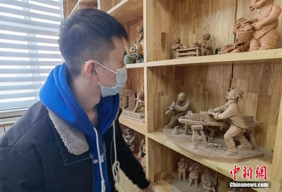 圖為學生欣賞泥塑作品。 劉玉桃 攝