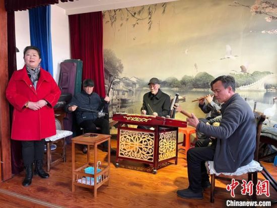 圖為蘭州鼓子表演者王常玉登臺演唱，她是這項入列國家級非物質文化遺產的曲藝表演者中，為數(shù)不多的女演員?！堨下?攝