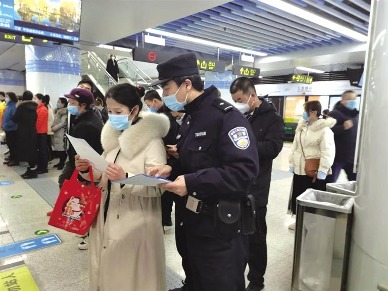 講解詐騙套路 普及“斷卡”常識(shí) 蘭州城關(guān)公安分局、交通治安分局聯(lián)合反詐宣傳進(jìn)地鐵