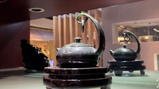 圖為酒泉夜光杯廠里陳列的夜光杯茶藝文化產(chǎn)品——精品懸環(huán)玉壺。王牧雨