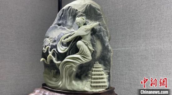圖為李學(xué)平的玉雕作品。　高瑩 攝