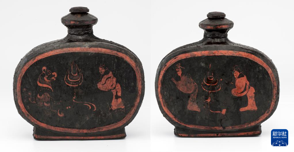 湖北云夢縣鄭家湖戰(zhàn)國秦漢墓地出土扁壺（資料圖）。