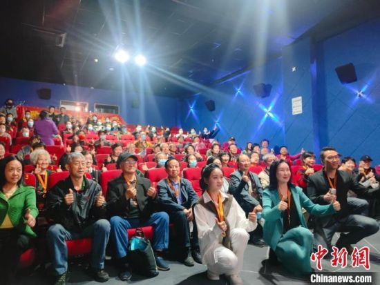 《浴血誓言》主創(chuàng)團(tuán)隊(duì)與到場(chǎng)的紅軍后代合影?！￡愡x斌 攝