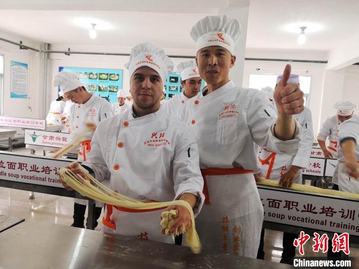 圖為外國留學生學習牛肉面的制作。(資料圖) 史靜靜 攝