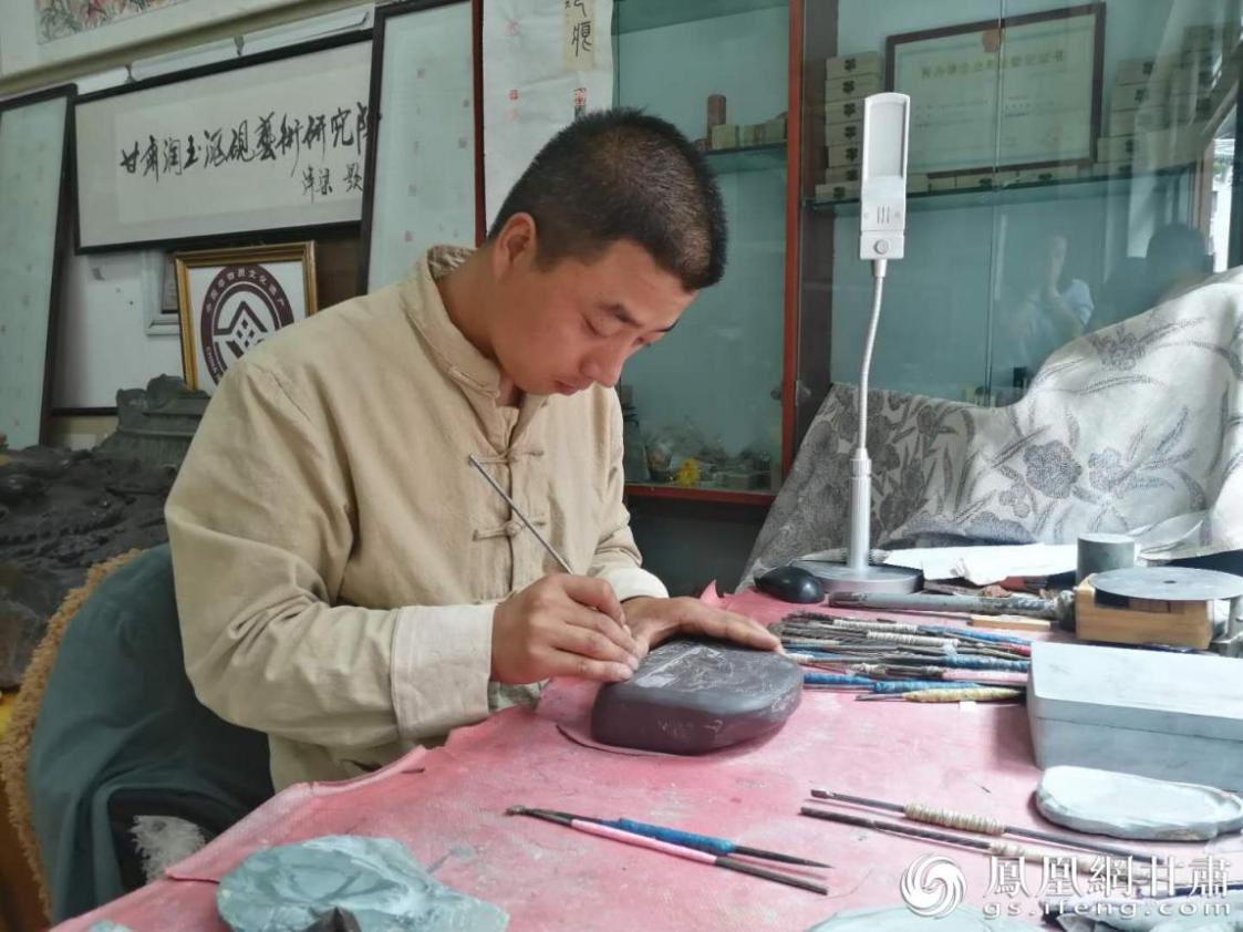 洮硯制作技藝第六代傳人、國(guó)家藝術(shù)基金資助青年藝術(shù)家、正高級(jí)洮硯雕刻藝術(shù)師李江平十年如一日專注于洮硯制作 圖源自網(wǎng)絡(luò)