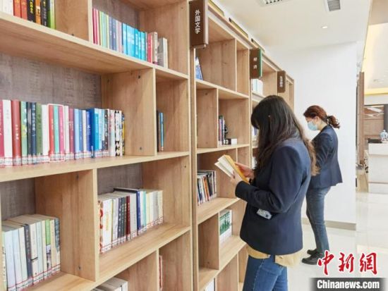圖為在甘肅公航旅建設(shè)集團(tuán)有限公司的職工書(shū)屋，職工挑選書(shū)籍?！⌒煅?攝