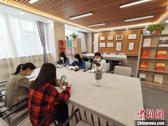 近日，在國(guó)網(wǎng)甘肅電力黨校職工書(shū)屋，正在舉行青年職工讀書(shū)交流活動(dòng)?！⌒煅?攝