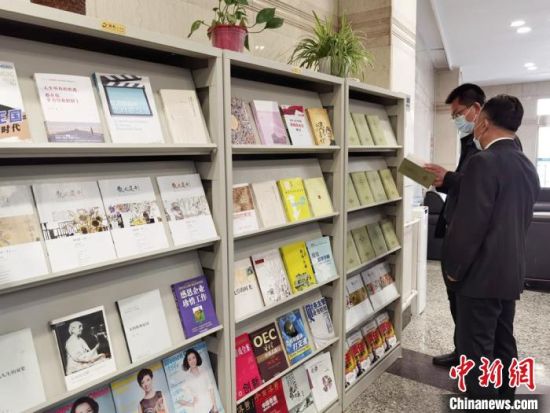 圖為國(guó)網(wǎng)甘肅電力黨校的職工書(shū)架?！⌒煅?攝