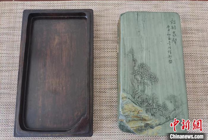 圖為甘肅甘南州洮硯藝人為提升洮硯文化內(nèi)涵，制作“一盒一拓”成品展示。(資料圖) 張婧 攝